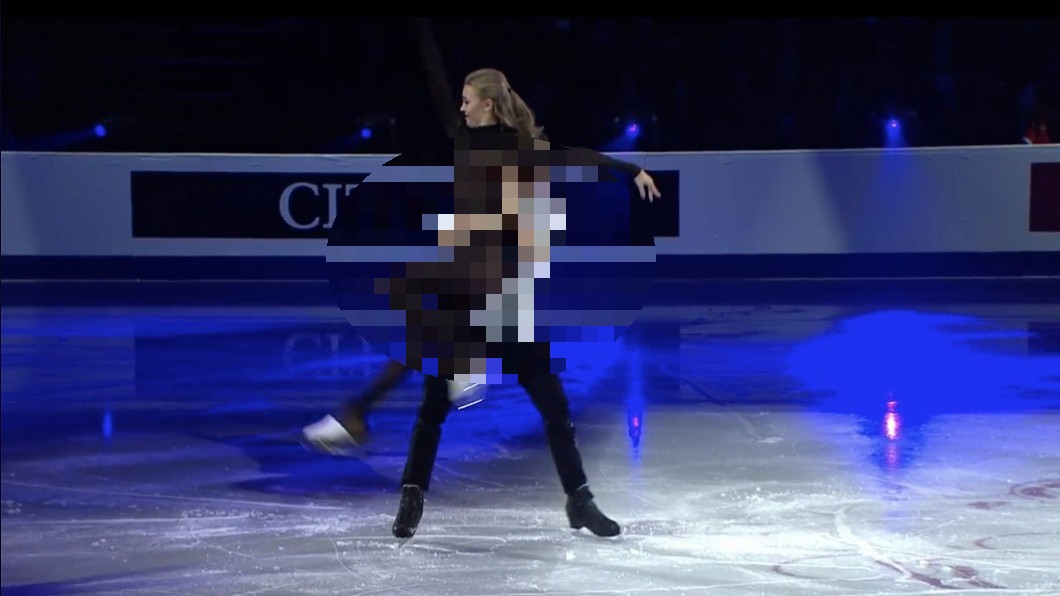 俄羅斯花式溜冰選手Alexandra Stepanova在比賽時，身穿一身全黑緊身連身服。圖／截取自@roukq　twitter