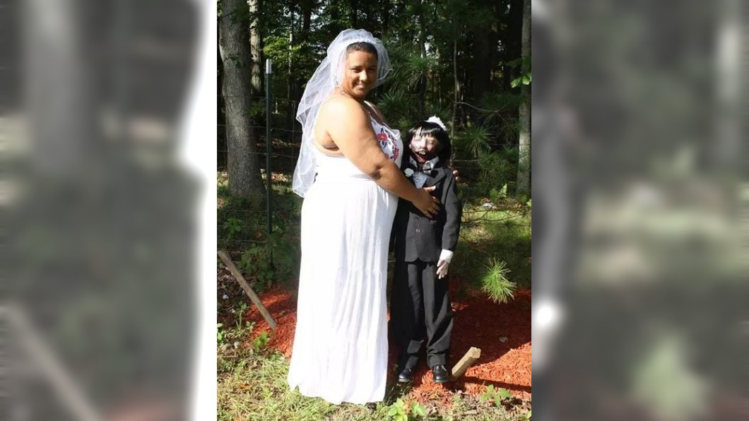 21歲女子卡德萊娔與交往5年的喪屍娃娃「凱莉」完婚。圖／翻攝自《太陽報》