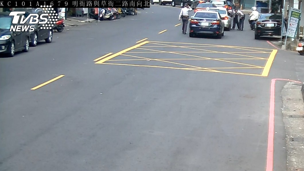 警方巡邏途中發現1輛白色BMW停在路中央。圖／TVBS