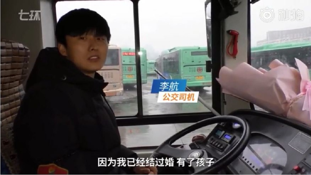 該名公車司機拒絕了美女的請求,而且僅回3個字打槍對方。(圖/翻攝自YouTube)