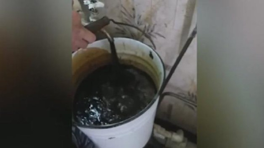 伊拉克有40多戶民宅的水龍頭打開的不是自來水，竟然流出的是石油。(圖／翻攝自推特)