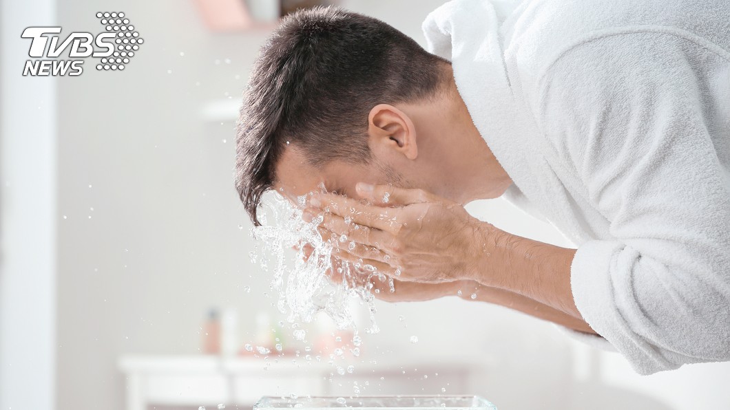 1名男網友洗臉時，將洗面乳「手誤」拿成「私密處清潔露」。示意圖／TVBS
