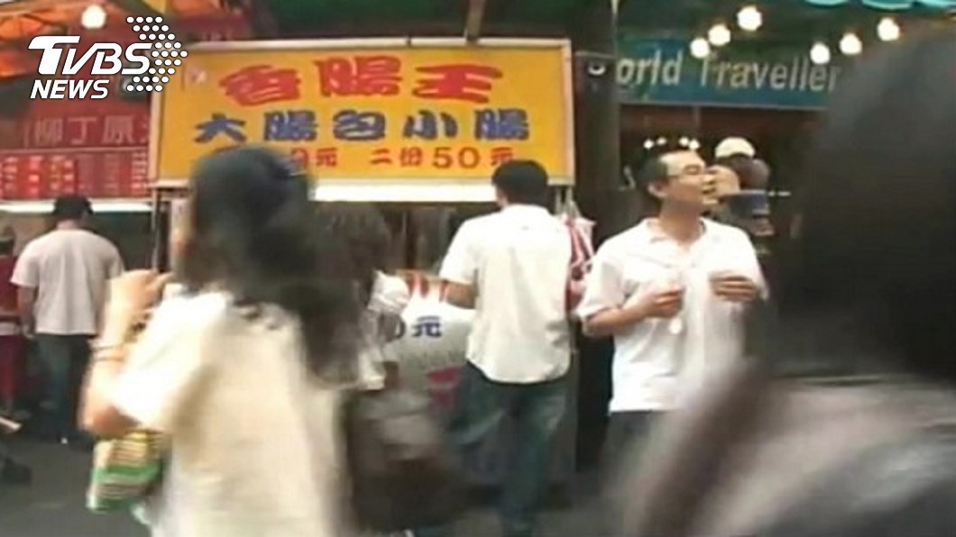 沈聯旺在一中商圈賣大腸包小腸。圖/TVBS
