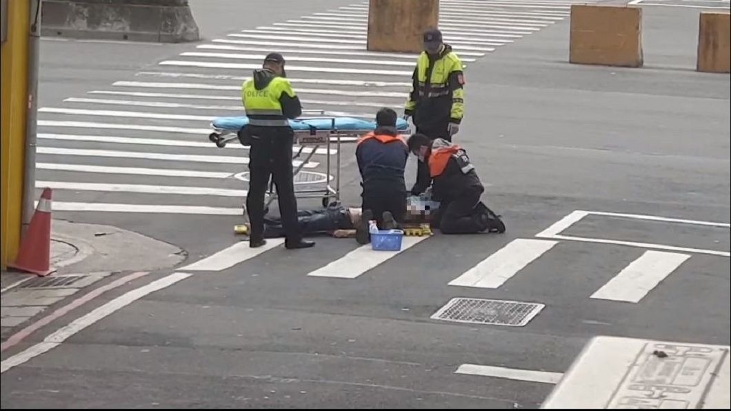 有民眾拍到警消接獲報案,隨即趕到現場替男子急救,無奈送醫後仍回天乏術。(圖/翻攝自爆料公社)