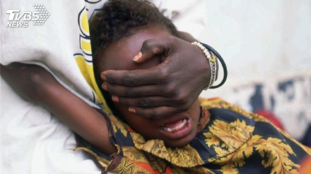 至今非洲還有許多地區還會「行割禮」的儀式。(示意圖／TVBS) 10歲女童以為出國玩　竟是父母送去行割禮