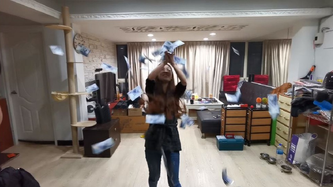 丈夫把千鈔雨向空中一拋,妻子瞬間上前去接。(圖/翻攝自爆廢公社)