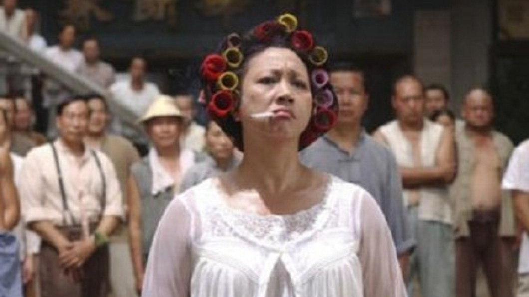 多數網友認為台灣女生捲髮捲出門，很像電影《功夫》裡的包租婆。圖／翻攝自 微博