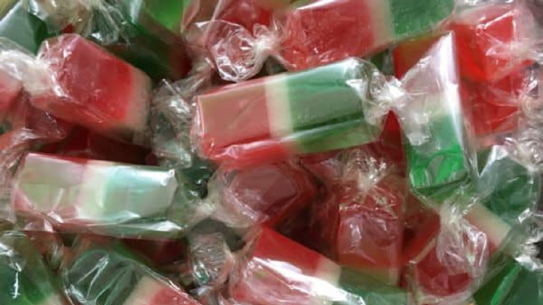 小時候吃的糖果種類很多，這種三色糖就是其中之一。(圖／翻攝自爆廢公社二館)