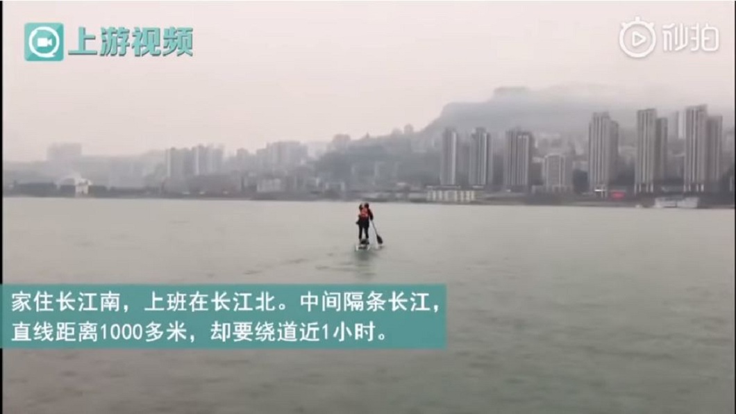男子提到划槳渡江上班,時間只需要6分鐘左右就到了。(圖/翻攝自上游視頻/秒拍)