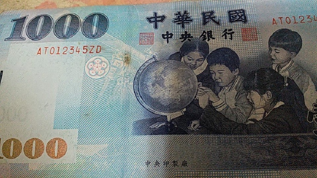 另外也有網友分享「012345」序號的千元大鈔。(圖/翻攝自爆怨公社)
