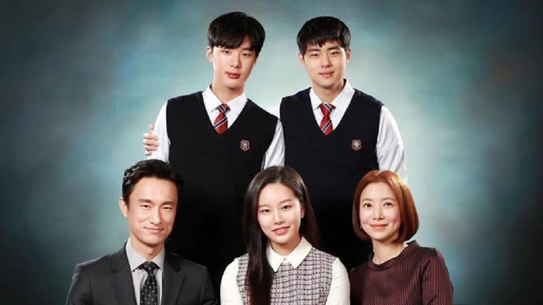苦讀當上法學教授娶名門之女,軍事教育逼孩子爬上金字塔頂端。(圖/天空之城劇照;截自韓國JTBC官網)