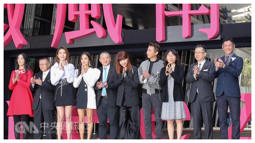 微風南山一月開幕,商場營業面積1•62萬坪, 開幕當天即以「約會打卡第一名」湧現15萬人潮,創造逾8000萬業績,預計年營業額可達70億。在全球百貨密度最高的信義區,廖鎮漢一口氣開出第三家店,總面積達3。2萬坪,僅次於新光三越信義新天地4•5萬坪。左五為微風董事長廖鎮漢、左四為孫芸芸、左六為廖曉喬。 圖/中央社