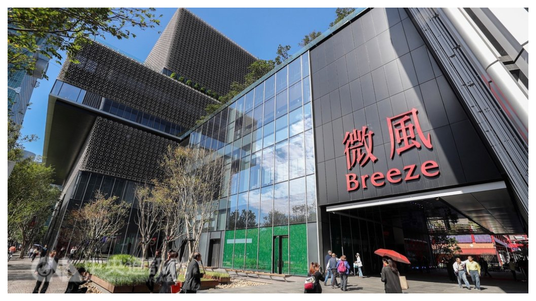 與微風松高、微風信義風格迥異,微風南山不再精品至上,反而餐飲比例高達45%,居全台之冠。除了引進東日本JR的ATRE店中店,從餐飲到美食甜點,半數以上都是全台首店;加上微風南山超市高達2200坪,號稱針對信義區國內外上班族打造可以「現買、現煮、現吃」,外加「配酒專區」的最大微風超市,國際金融商圈的時尚生活型態,隱然成形。 圖/中央社