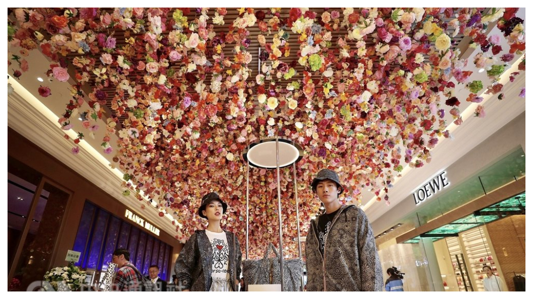 這種以孫芸芸和小姑廖曉喬為首的「微風幫」新世代,立即吸引國內演藝明星名人的目光,讓這一家尚無特色的台北購物廣場,彷彿成了好萊坞的「比佛利山莊」。天生商業嗅覺敏銳的廖鎮漢決定乘勝追擊,一連推出專為名媛貴婦VIP封館購物打造的「微風之夜」、締造女神的「微風女郎」,以及媒體補捉名人八卦圈必朝聖的「微風超市」,讓微風廣場的一舉一動,天天成了八卦報章雜誌的娛樂焦點。 圖/中央社