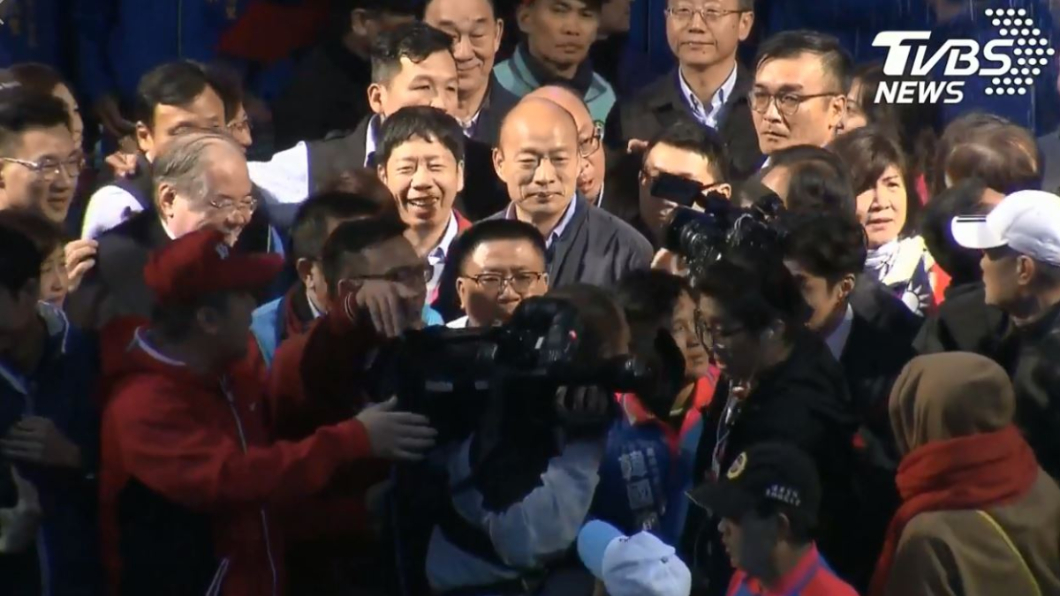 韓國瑜花了近30分鐘才上台。圖/TVBS