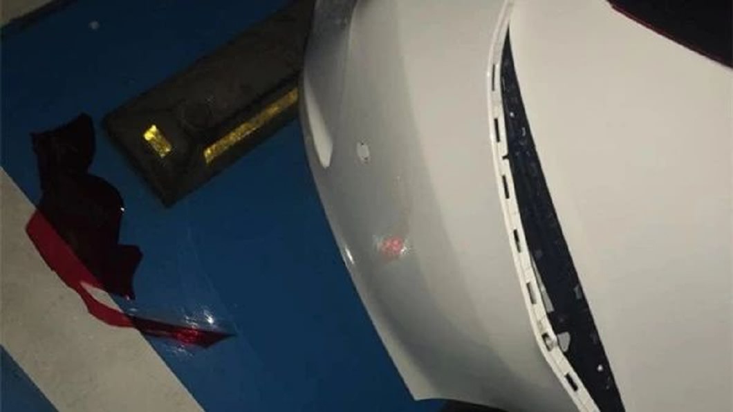 車子右側車尾出現明顯的裂痕與凹痕。(圖/翻攝自珠海交警微博)