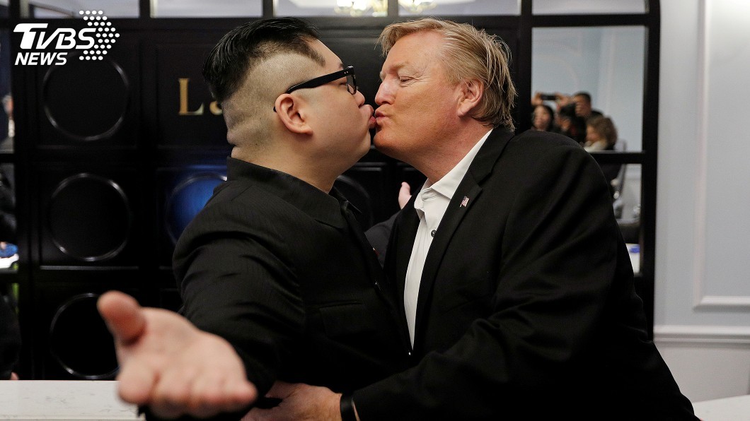 模仿北韓領導人金正恩出名的演員Howard X和山寨版川普在鏡頭前又親又抱，向彼此道別。圖／達志影像路透社