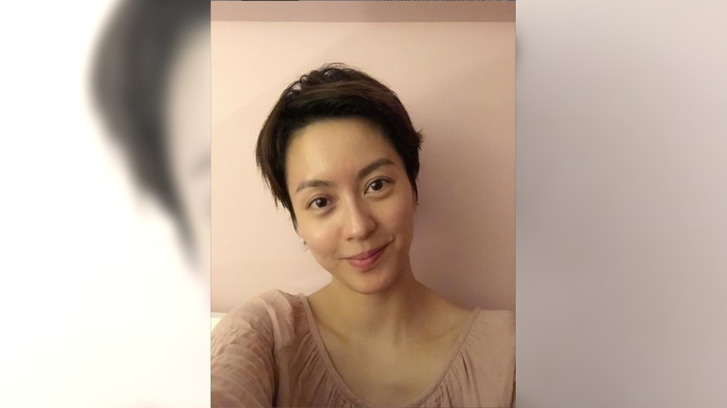 22日梁詠琪大方送素顏照,毫無瑕疵的臉蛋根本凍齡。圖/翻攝梁詠琪IG