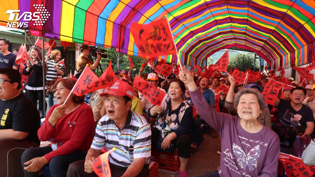 數百位蕉農對於香蕉價格表達強烈不滿。圖/中央社