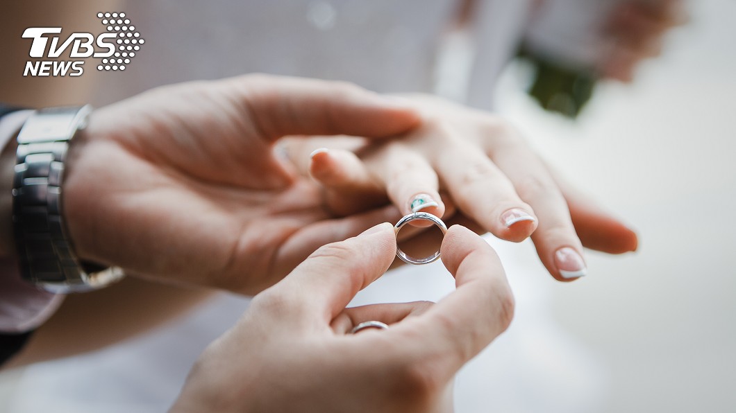 走上紅毯戴上戒指完成婚禮，可是每個女性期盼的時刻。(示意圖／TVBS)