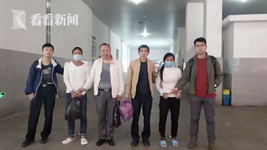 警方事後循線將女子和現任男友(左二)逮捕歸案。(圖/翻攝自看看新聞)