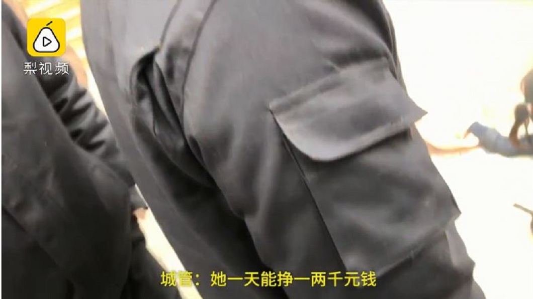 當地城管透露,婦人每天平均行乞可賺得1至2千人民幣。(圖/翻攝自梨視頻)
