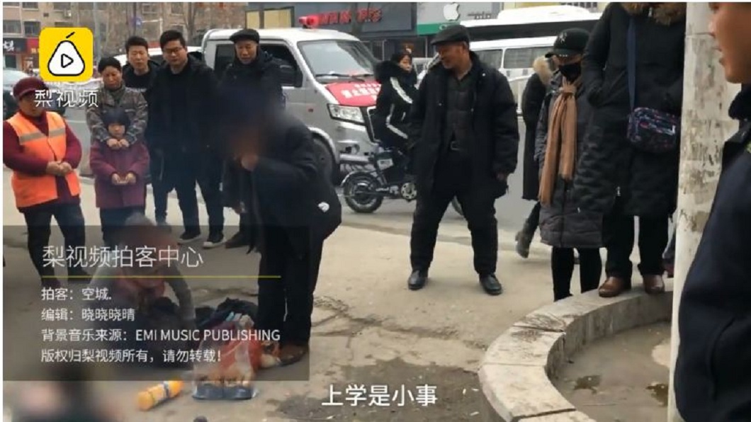 孩子到了就學年齡,婦人卻未讓它們上學,還說:上學是小事!(圖/翻攝自梨視頻)