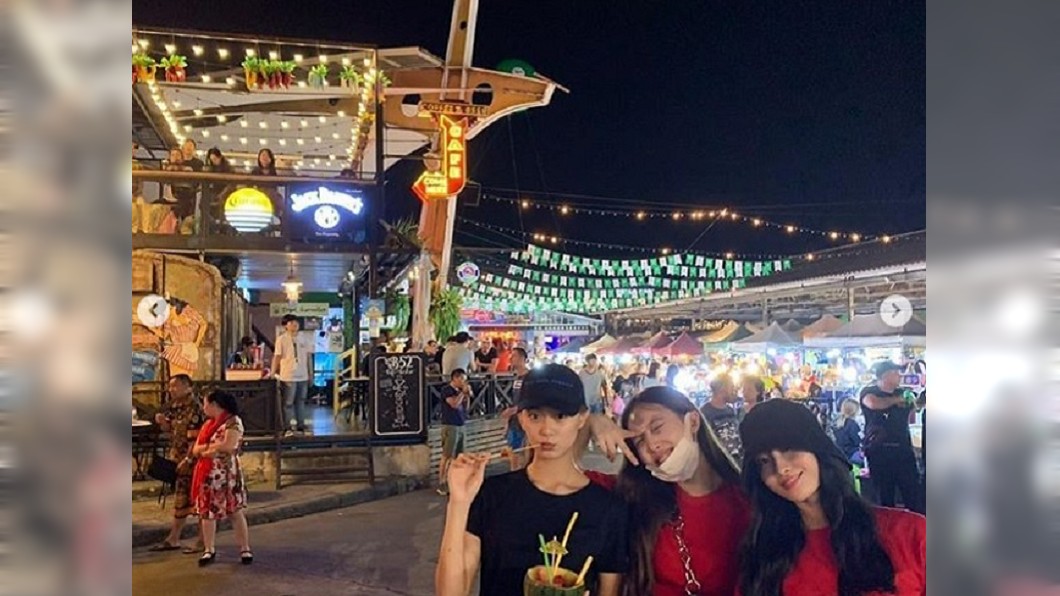 周子瑜(左一)與團員逛當地夜市。/翻攝自IG