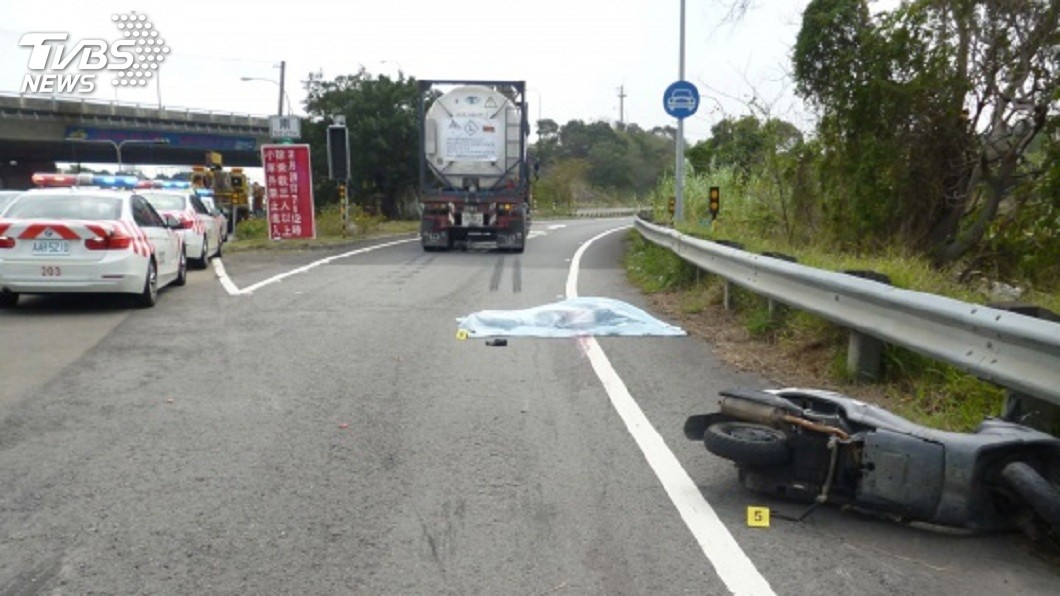 國道三號香山交流道匝道附近，26日發生一起死亡車禍。(圖／中央社，TVBS)