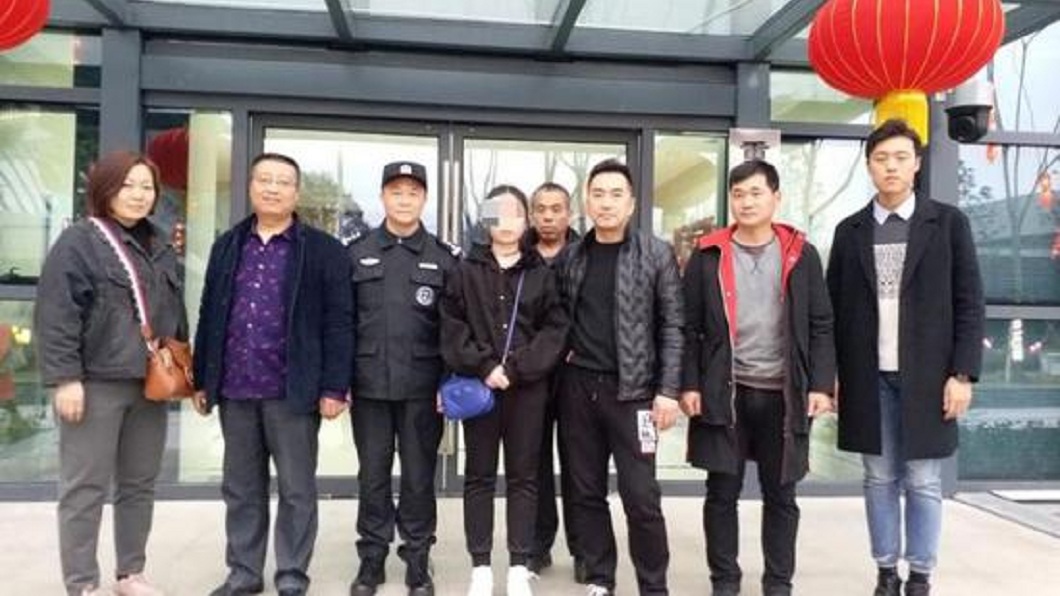重慶警方調查後,通知少女的家人過來接她。(圖/翻攝自陸網)