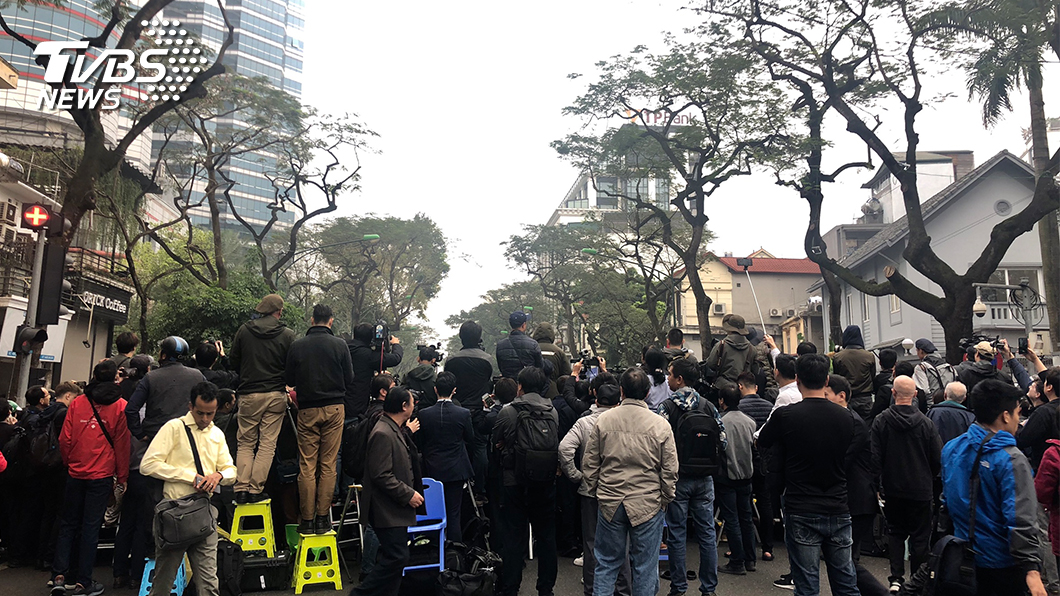 兩大領導人的維安車隊穿梭在河內市區,造成萬人空巷的情景。(圖/TVBS)