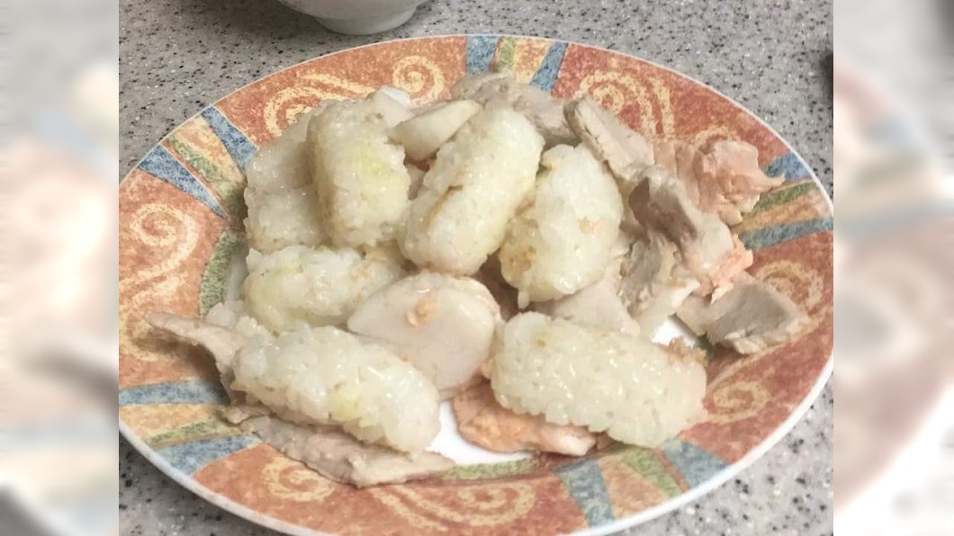 一片片肥美的生魚片壽司,竟變成一盤「海鮮炒飯」。圖/翻攝自臉書「爆料公社」