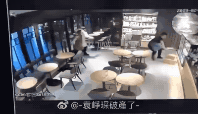 星巴克「貓爪杯」釀暴動!排隊互毆還砸店…2分鐘全掃光 - 3926684.gif 圖/翻攝大陸微博