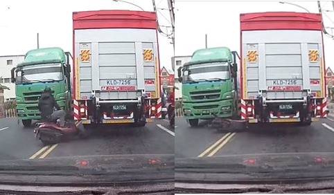 騎士在雙黃線間瘋狂超車,急煞後自摔在貨車前方。圖/翻攝自「聯結車 大貨車 大客車 拉拉隊 運輸業 照片影片資訊分享團」臉書