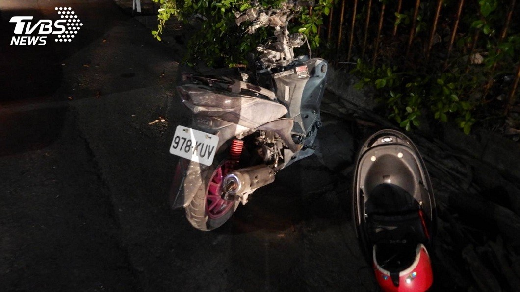 機車撞上救護車後當場起火,附近民眾連忙幫忙撲滅火勢。(圖/TVBS)