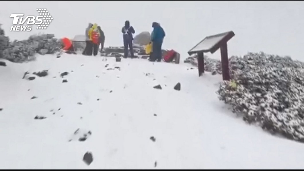 今天(3日)雪山降下瑞雪。圖/TVBS 春雨來了!氣溫持續下降 這天高山有機會下雪
