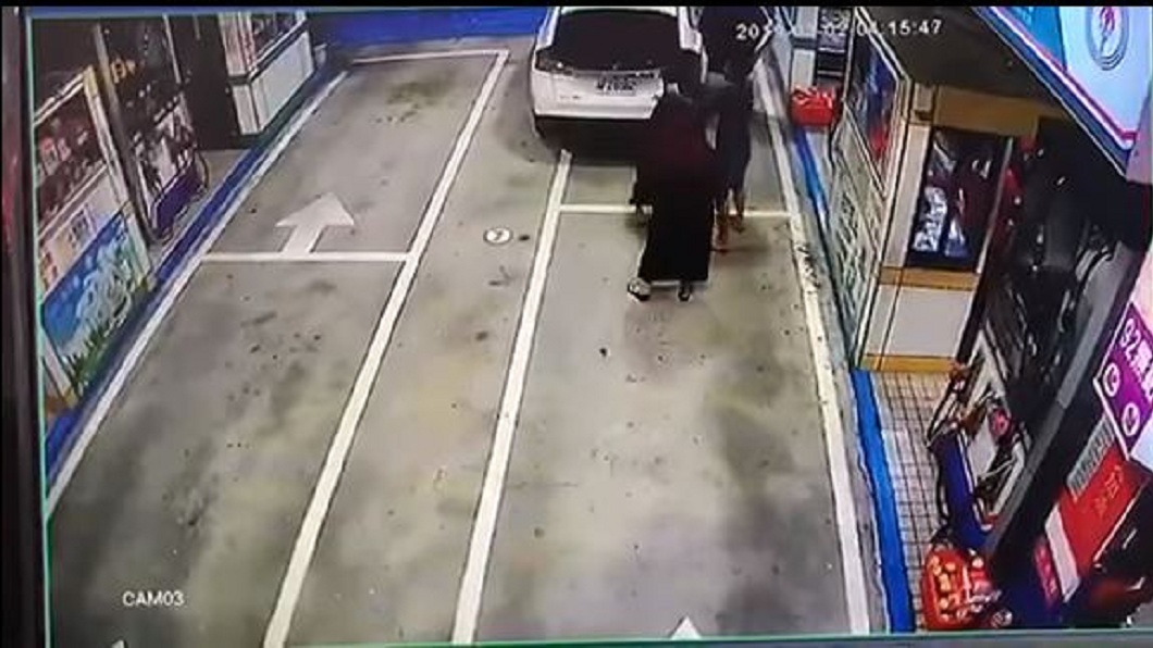男子疑似想在女友面前展現自己的英雄氣概,對加油員動手。(圖/翻攝自爆料公社)