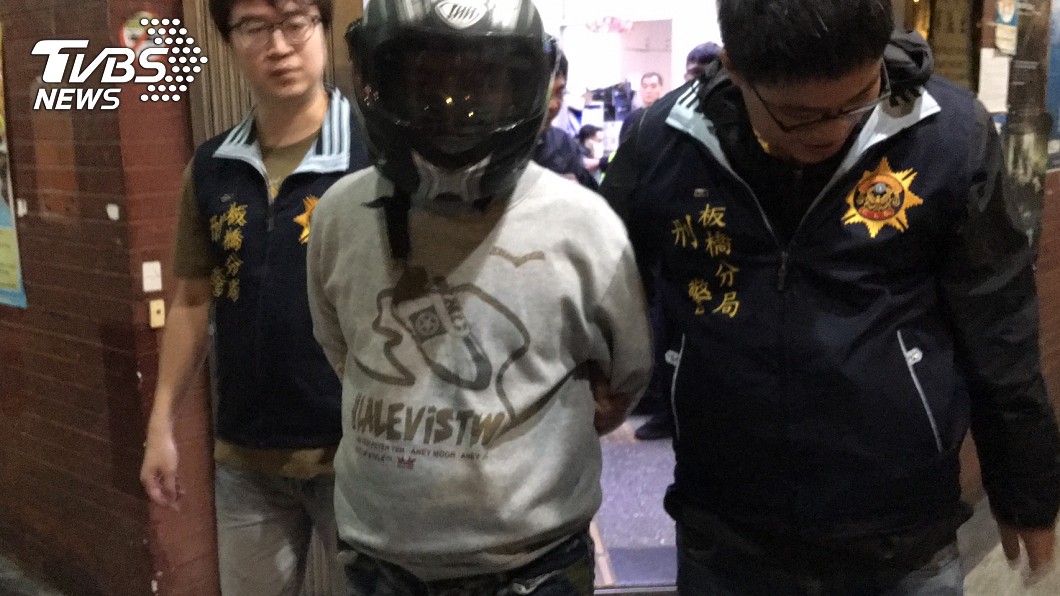 葉姓搶匪(中)在犯案後不到半天就遭到警方逮捕。圖／TVBS