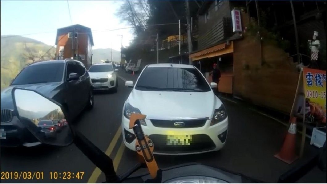 轎車駕駛似乎自知理虧,只好一路倒退嚕。(圖/翻攝自臉書社團「北宜公路幹譙版」)