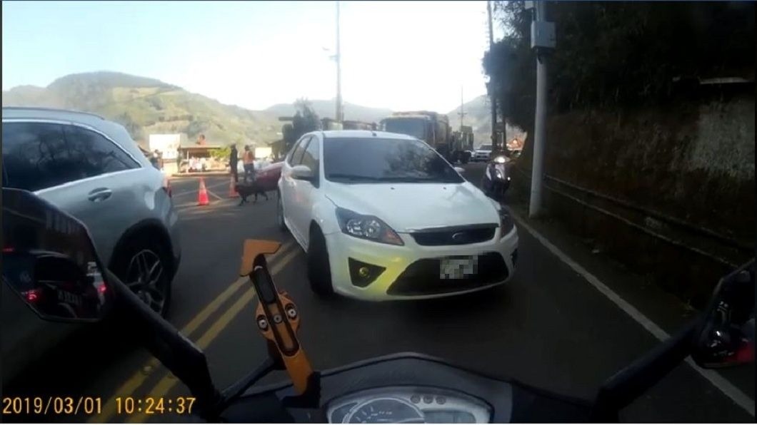 轎車倒退一段距離後,最後乖乖地回到它的車道排隊上山。(圖/翻攝自臉書社團「北宜公路幹譙版」)
