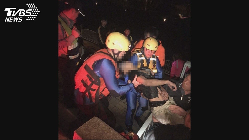 彰化縣2名少年深夜戲水，不慎發生落水意外，所幸救起後無大礙。(圖／TVBS)