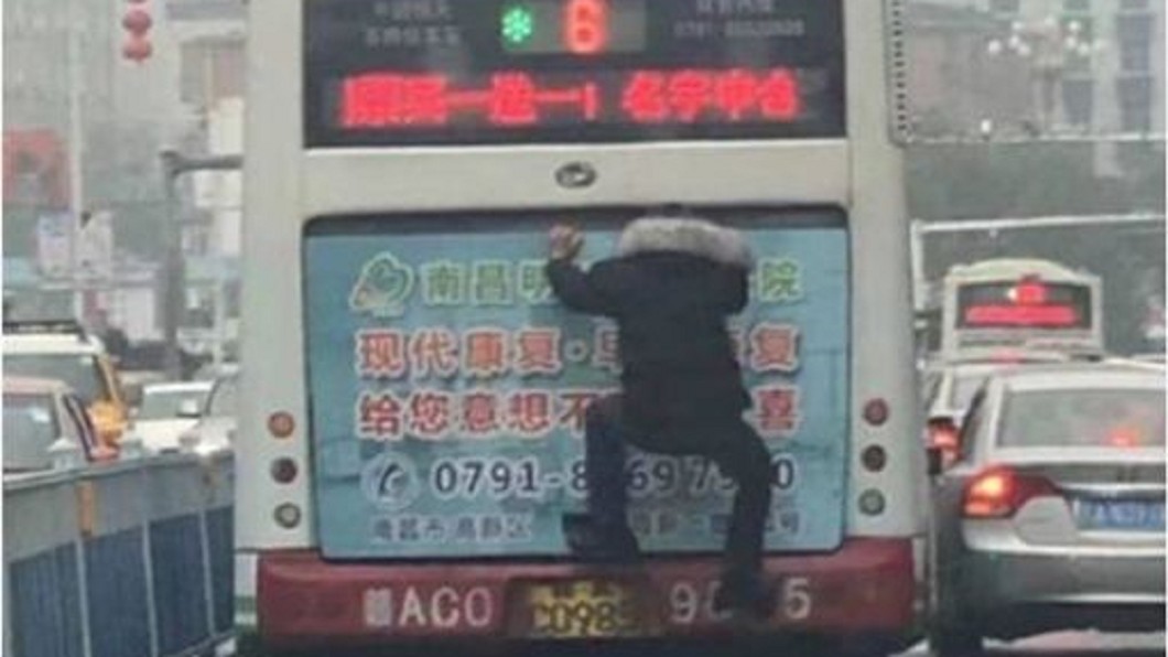 其他網友也在底下分享在另一台公車見奇葩式搭公車。圖/翻攝微博