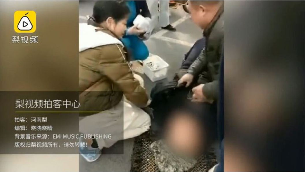 當下女大生發揮護理專業,在現場協助老翁,並一直陪伴守候到救護車來。(圖/翻攝自梨視頻)