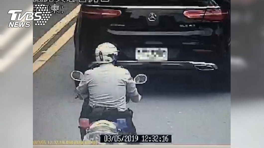 警員一路戒護趙女返回住處。圖/翻攝畫面