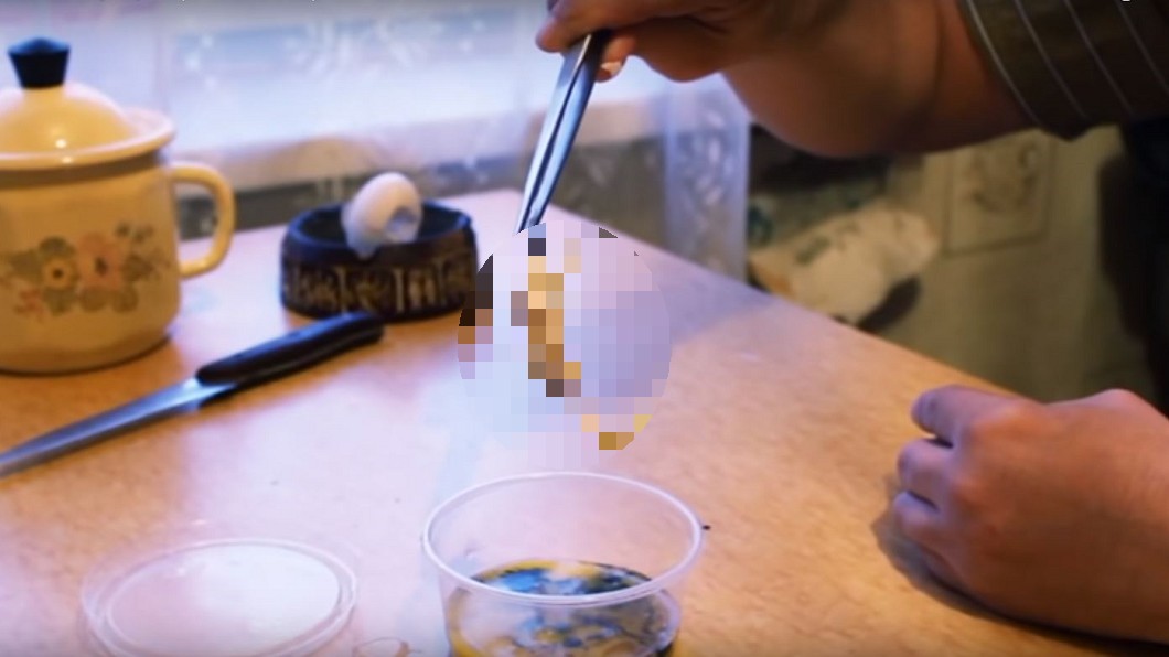 男子把自己的精液注射進雞蛋，結果孵出怪東西。圖／翻攝自YouTube