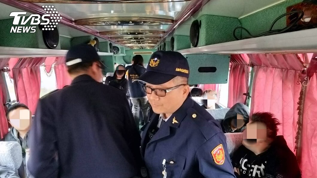 不少道上兄弟特地租遊覽車南下參加告別式。圖/TVBS