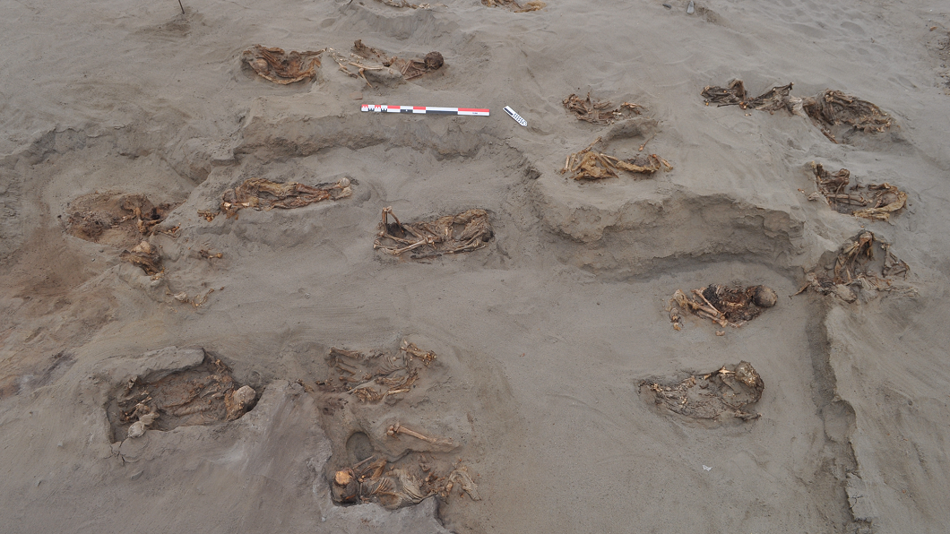日前在祕魯一處路邊沙丘，發現了上百具的幼童骸骨。(圖／翻攝自PLOS One)