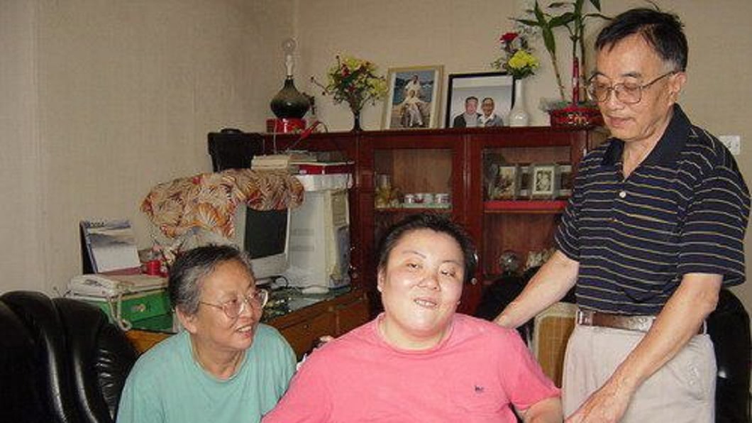朱令中毒後一度昏迷,事後雖然救醒,但她的視力退化,智力更是退化到只剩7歲。(圖/翻攝自百度百科)