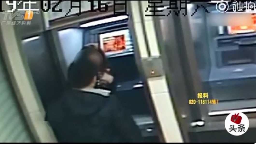女子存錢過程中,一名男子持刀靠近搶劫,女子把手中的2500元人民幣現金立刻交給對方。(圖/翻攝自微博)