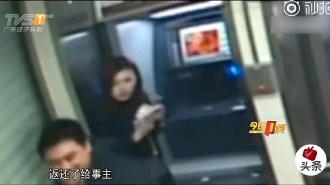 當下搶匪要求看女子銀行戶頭,發現餘額竟是0,隨後將錢全數歸還對方冷笑離開。(圖/翻攝自微博)